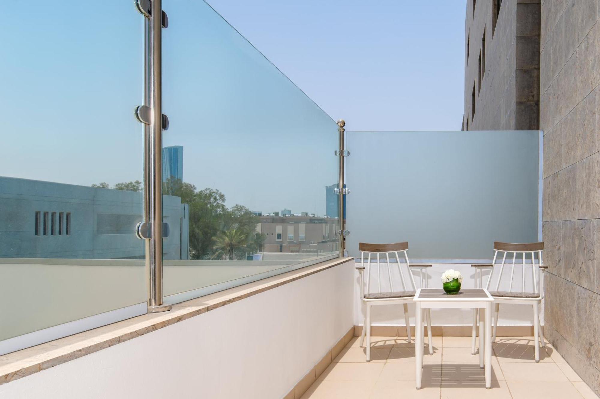 Carlton Al Moaibed Hotel Dammam Luaran gambar A glass balustrade