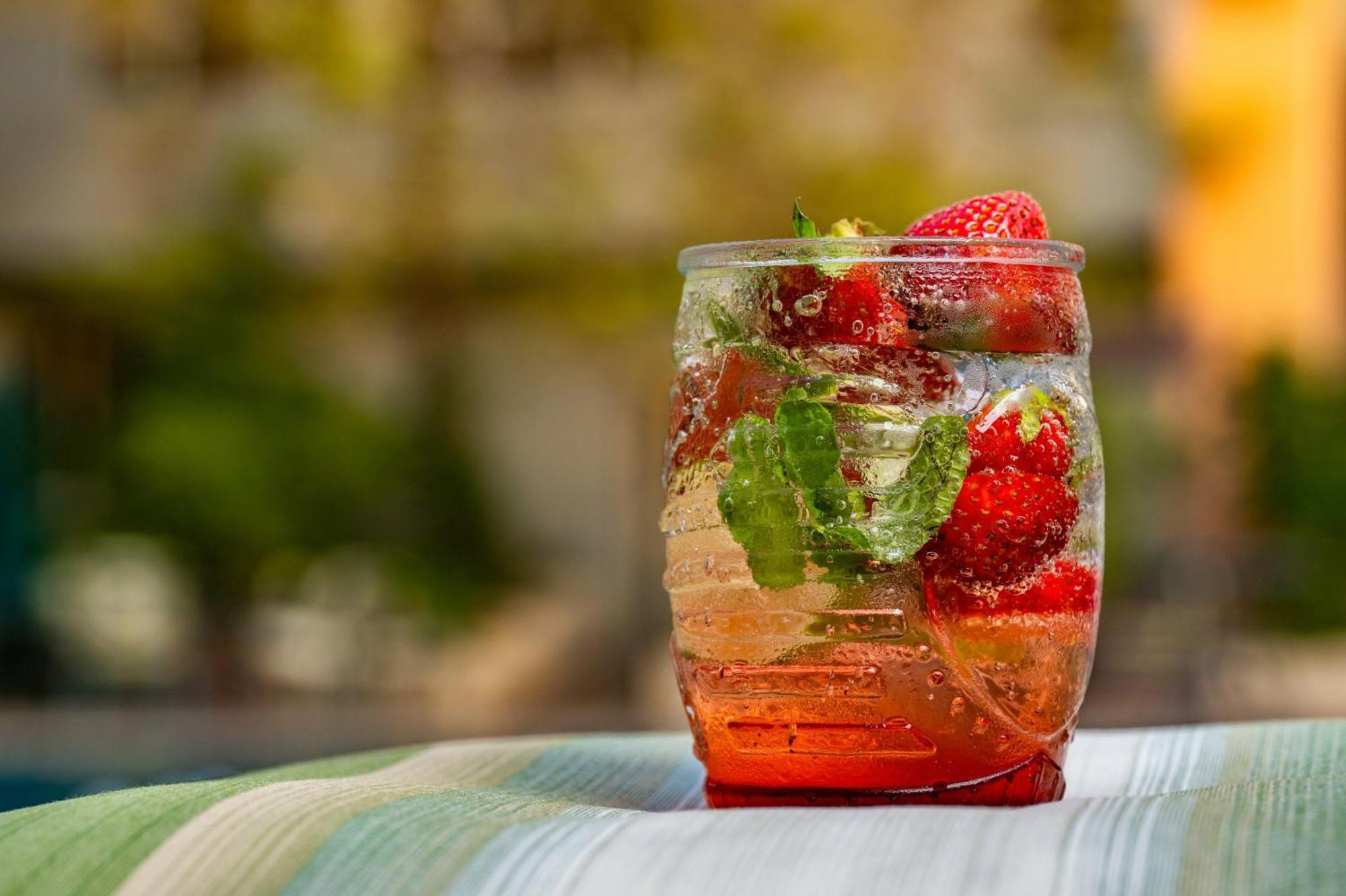 Carlton Al Moaibed Hotel Dammam Luaran gambar A strawberry and mint caipirinha