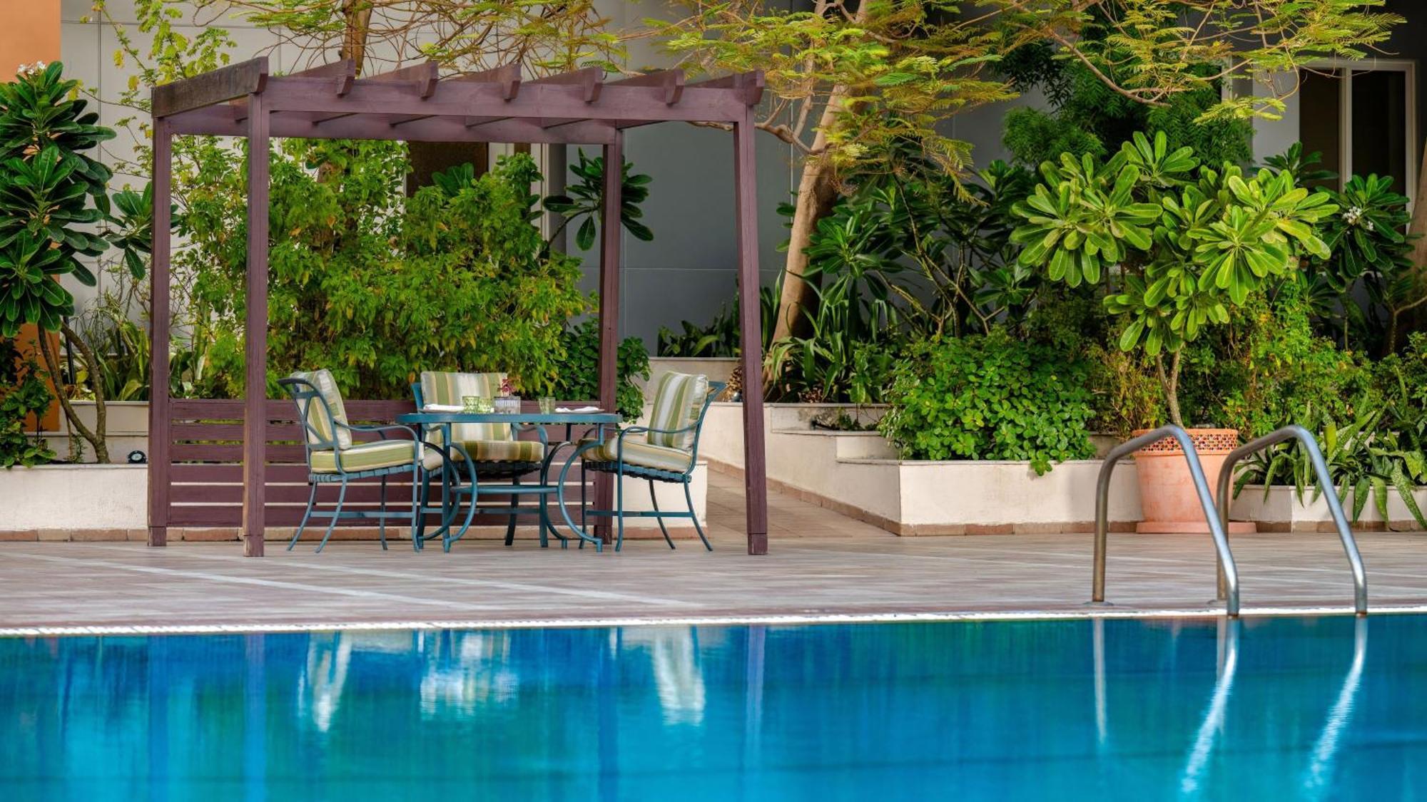 Carlton Al Moaibed Hotel Dammam Luaran gambar The swimming pool at the hotel